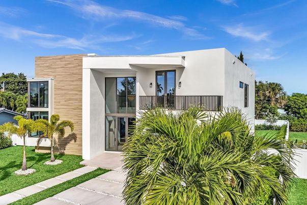 Backyard, Exterior, Facade, Modern