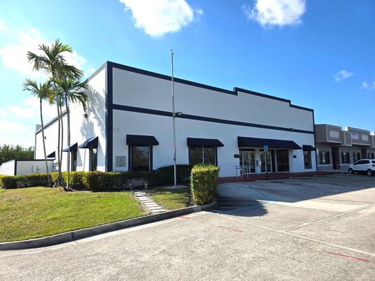 Exterior, Facade, Modern