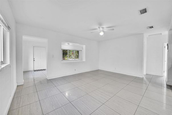 Empty room, Interior