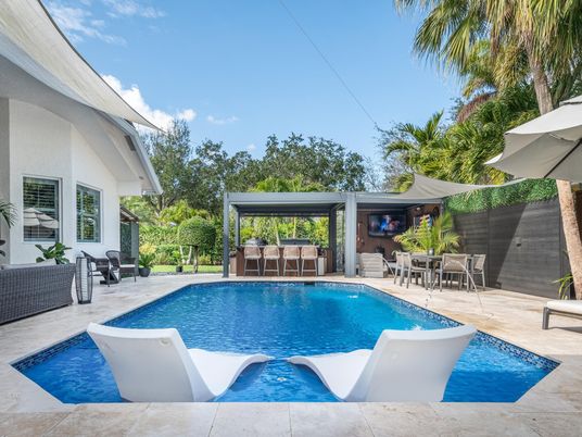 Exterior, Pool
