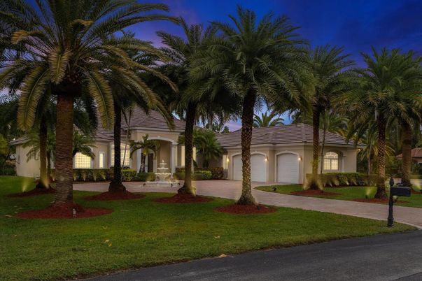 Attached, Exterior, Facade, Mediterranean