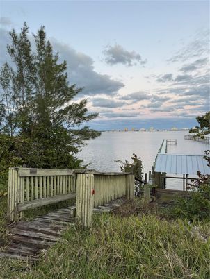 Exterior, Lake