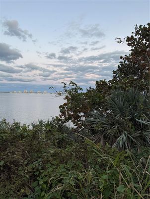 Exterior, Lake