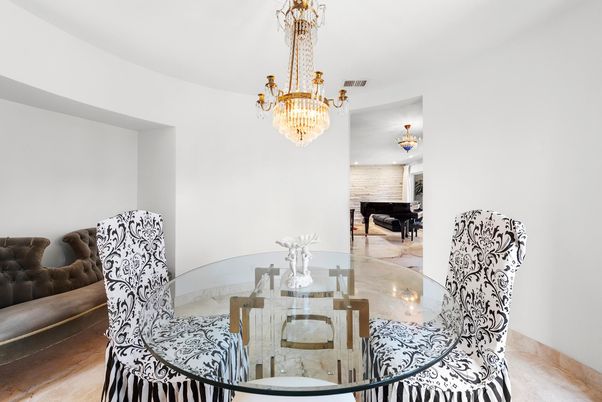 Chandelier, Dining room, Interior, Piano