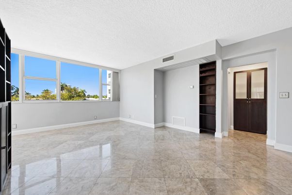 Empty room, Interior