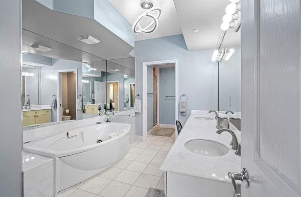 Bathroom, Dual Sink Vanities, Interior, Recessed Lighting