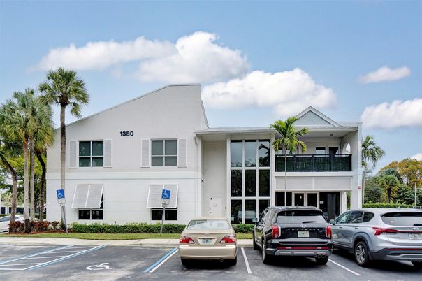 Exterior, Facade, Modern
