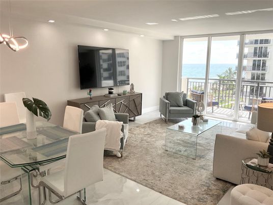 Dining room, Interior, Living room, Pendant Lights, Recessed Lighting, Water