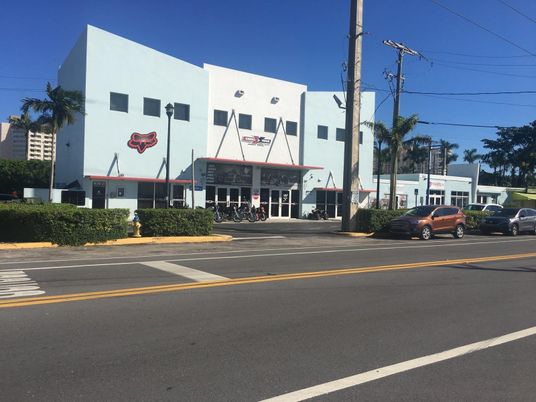 Exterior, Facade, Modern