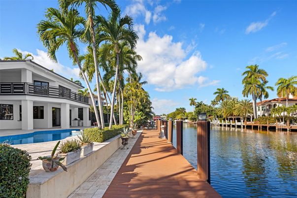 Exterior, Lake