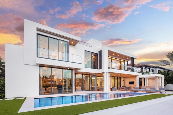 Exterior, Facade, Pool, Modern