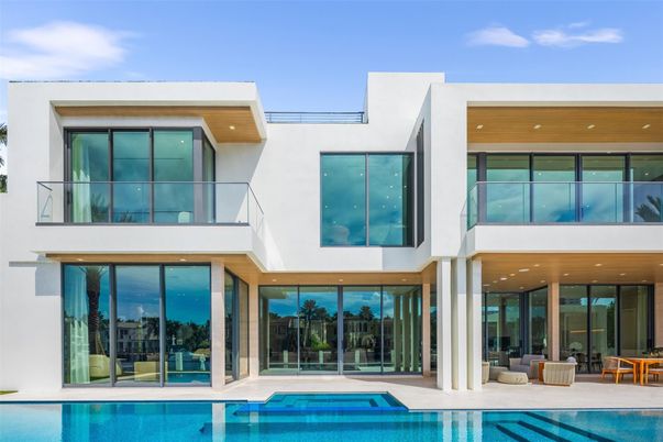Exterior, Facade, Pool, Modern