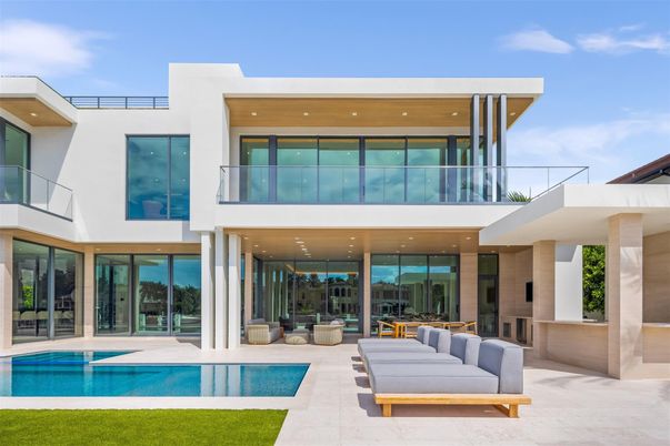Exterior, Facade, Pool, Modern