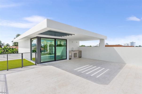Backyard, Exterior, Facade, Modern