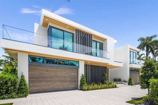 Attached, Exterior, Facade, Modern