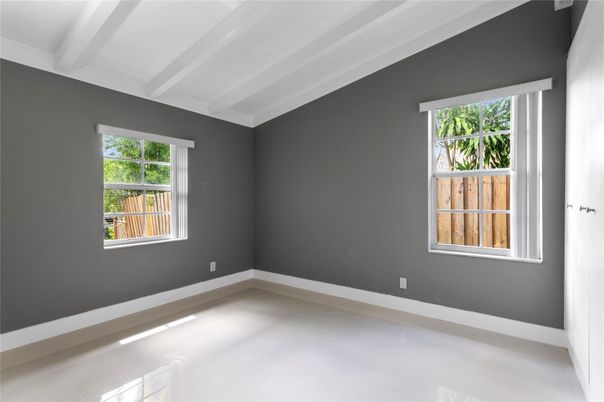 Empty room, Interior