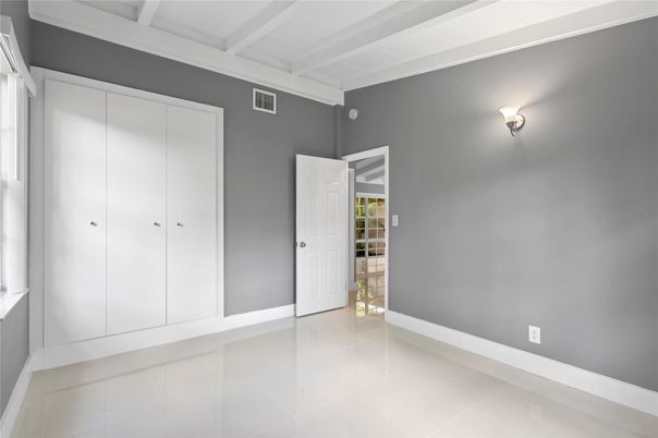 Empty room, Interior