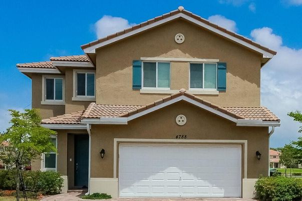 Attached, Exterior, Facade, Mediterranean