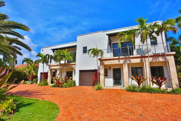 Attached, Backyard, Exterior, Facade, Modern