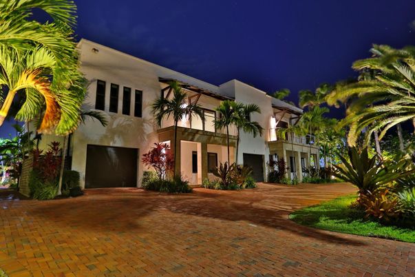 Attached, Exterior, Facade, Modern