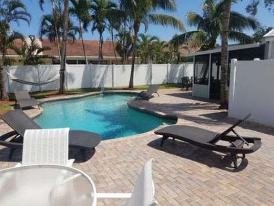 Exterior, Pool