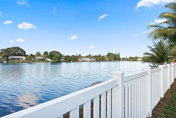 Exterior, Lake