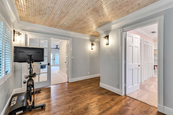 Fitness Equipment, Interior, Recessed Lighting, Wood Texture Flooring