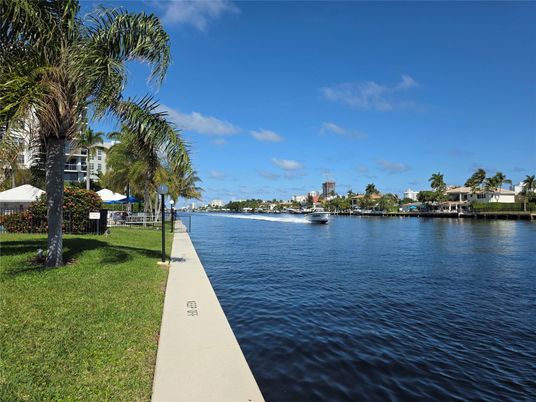 Exterior, Lake