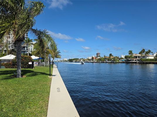 Exterior, Lake