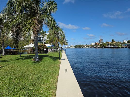 Exterior, Lake