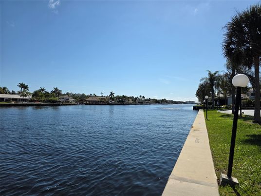 Exterior, Lake