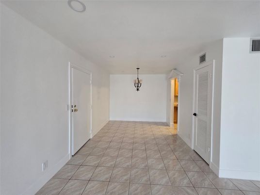 Empty room, Interior