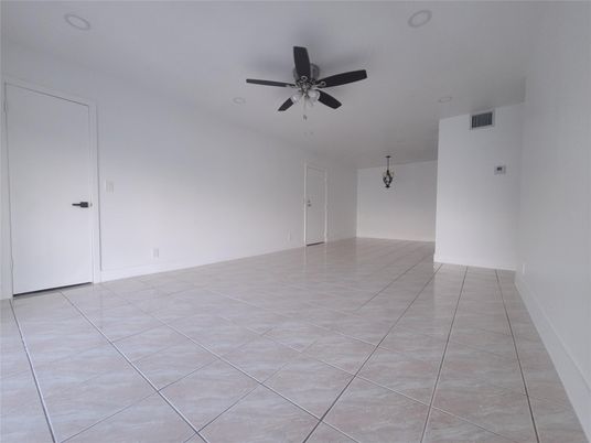 Empty room, Interior