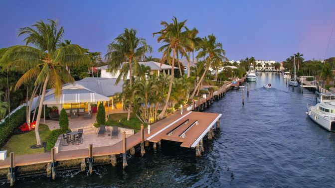 Exterior, Lake