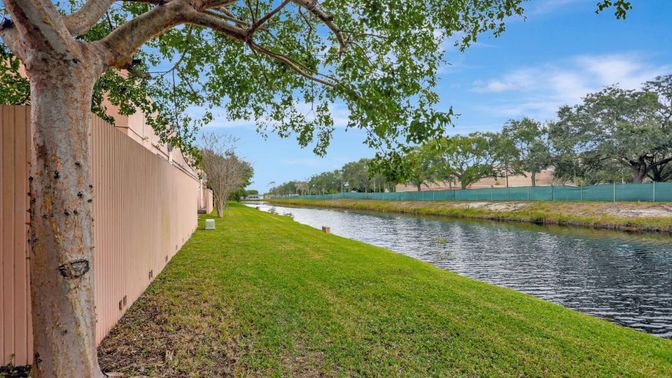 Exterior, Lake