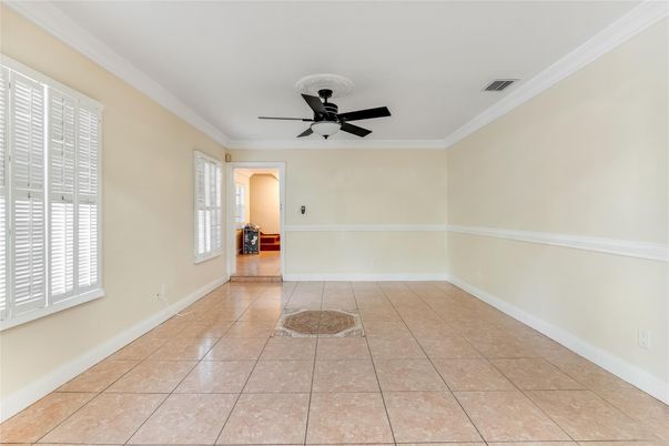 Empty room, Interior