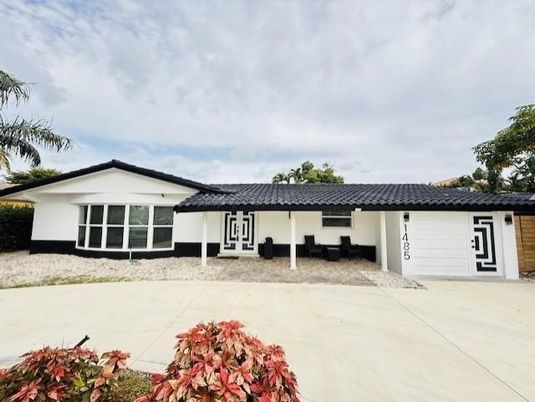 Attached, Exterior, Facade, Ranch