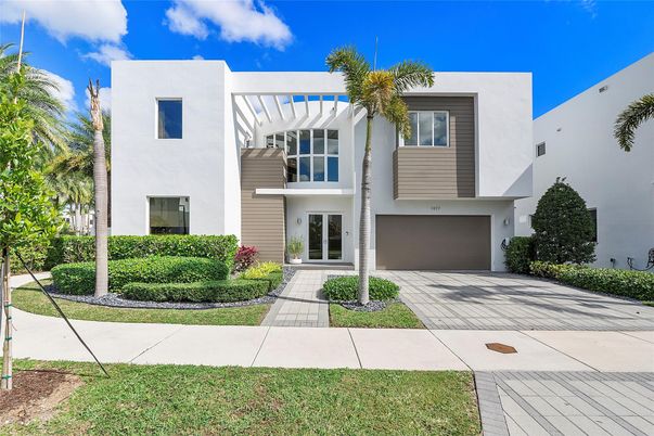 Attached, Exterior, Facade, Modern