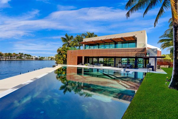 Exterior, Lake