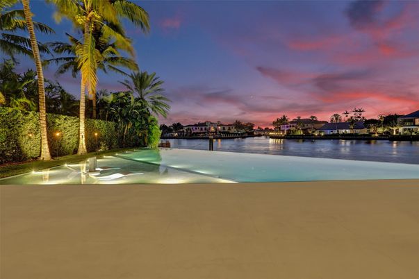 Exterior, Lake