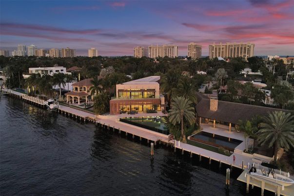 Exterior, Lake
