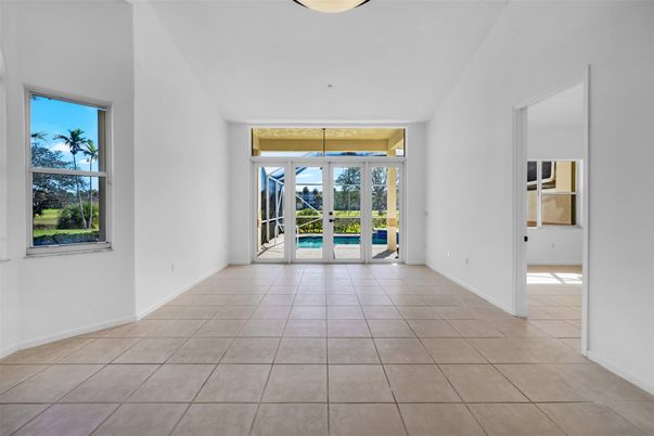 Empty room, Interior