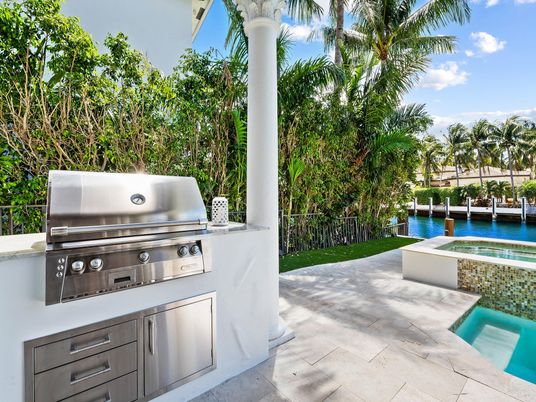 Exterior, Pool, Water