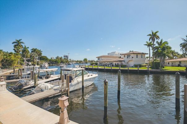 Exterior, Lake