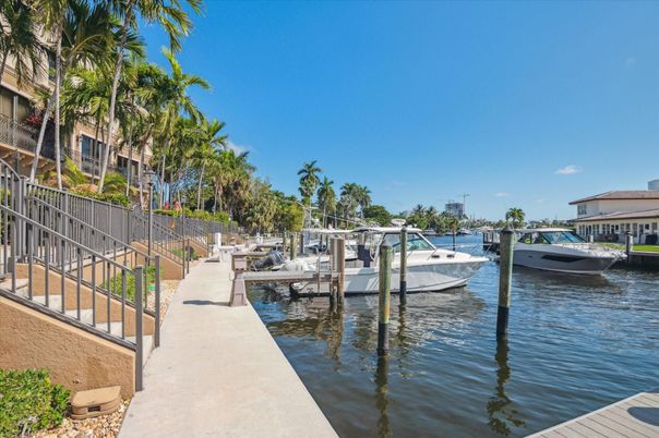 Exterior, Lake