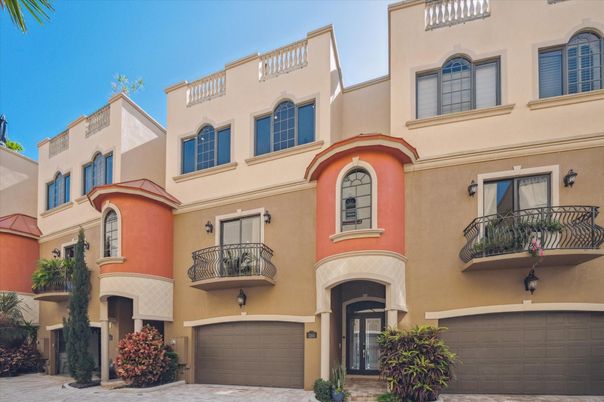 Attached, Exterior, Facade, Rowhouse