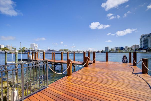 Exterior, Lake