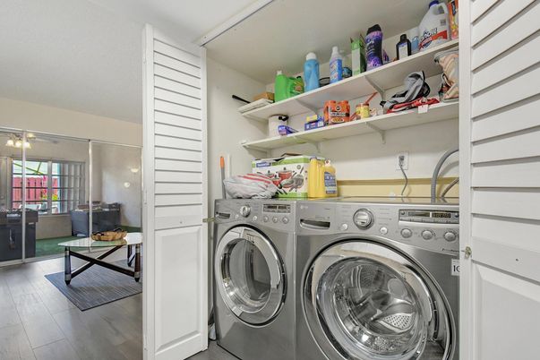 Interior, Utility Closets, Washer, Wood Texture Flooring