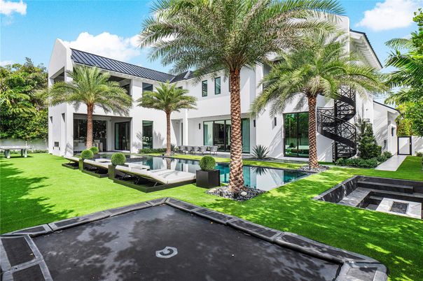 Exterior, Facade, Pool, Modern