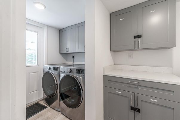 Interior, Recessed Lighting, Washer, Wood Texture Flooring